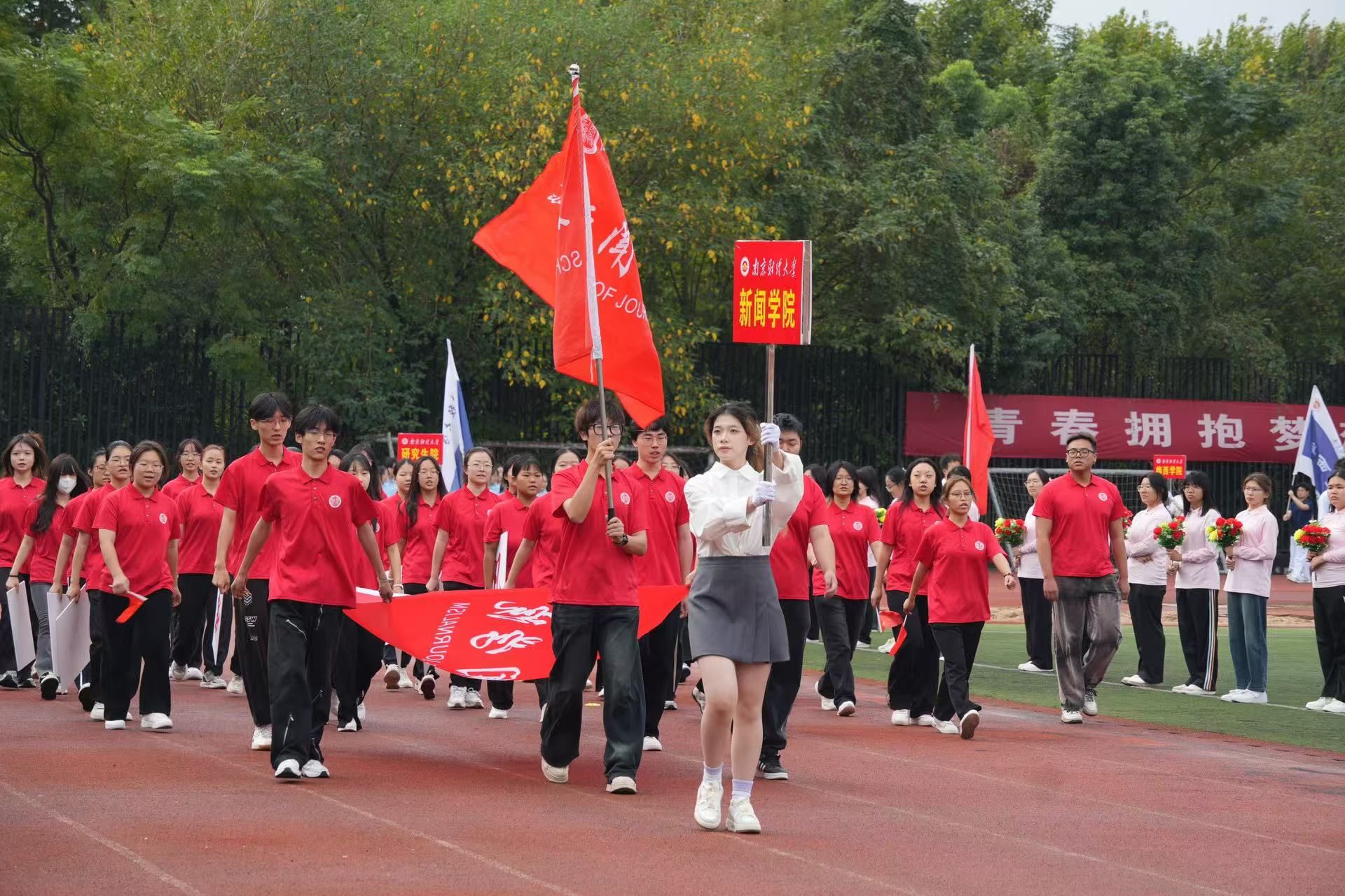 九游娱乐网页-关于多国选手在体育场上斗志昂扬，积极拼搏的信息