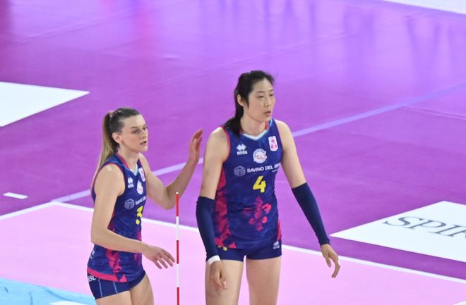 巴西女排选手悲喜交集进入四强