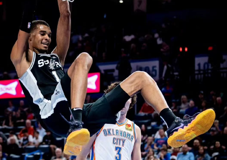 九游体育官方入口-马刺绝杀天津队，西亚卡姆状态火热