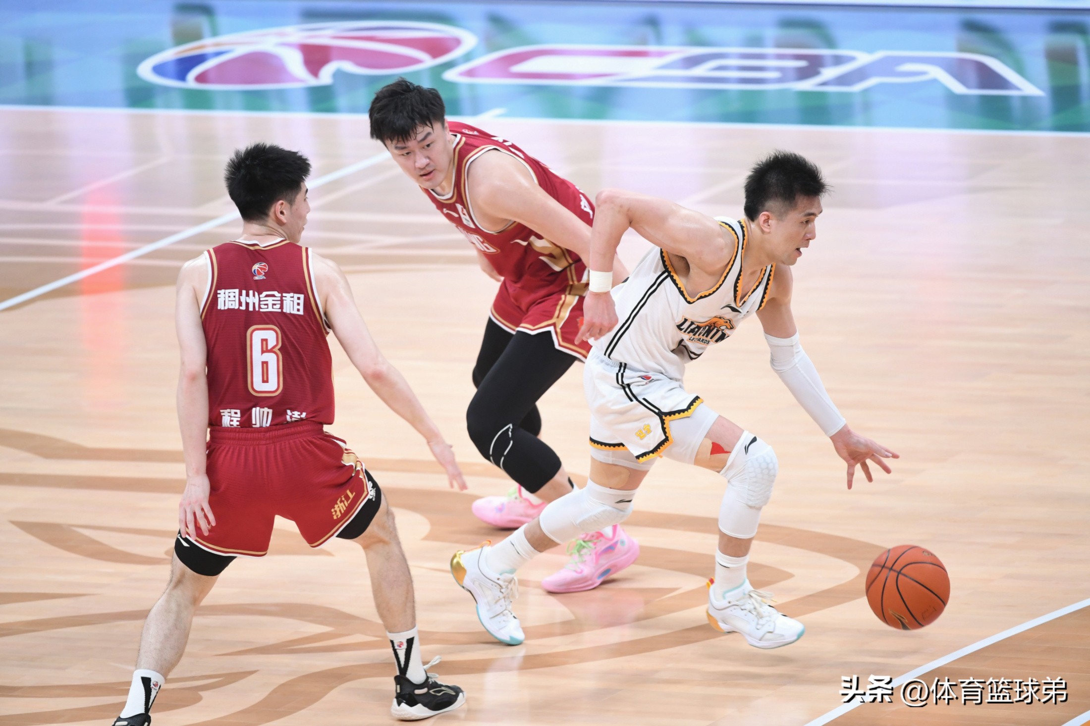 北京队鏖战辽宁队，浓眉哥统治全场