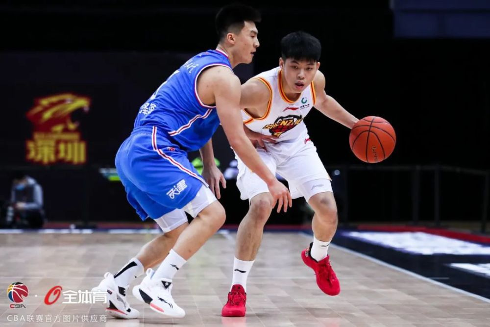天津队碾压广东队，布克带队取胜
